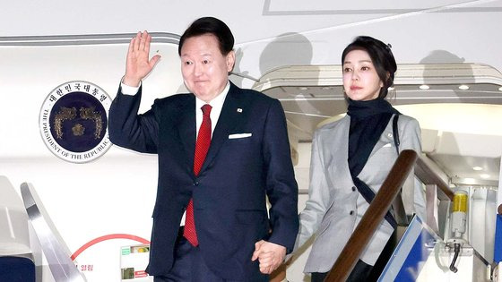 아시아태평양경제협력체(APEC) 정상회의 일정을 마친 윤석열 대통령이 부인 김건희 여사와 18일 밤 서울공항에 도착해 공군 1호기에서 내리고 있다. 김현동 기자