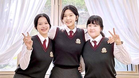 한국은행과 금융감독원, 한국예탁결제원 등 이른바 '금융기관 트리플 크라운'에 합격한 대전여상 문희정, 김예화, 손수빈 학생(왼쪽부터). [사진 대전시교육청]