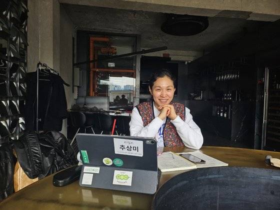 지난 9일 3오전 서울 종로구 광장시장에 위치한 365일장 사무실에서 추상미 대표가 인터뷰하고 있는 모습.