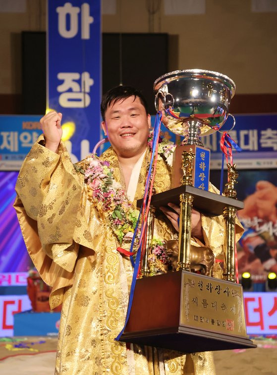 '바람의 사나이' 김진(증평군청)이 2023 천하장사대축제 천하장사 결정전에서 이재광(영월군청)을 3-1로 꺾고 꽃가마에 올랐다. 김진은 황소트로피 및 천하장사 우승트로피와 함께 1억원의 우승 상금을 받았다. 사진 대한씨름협회