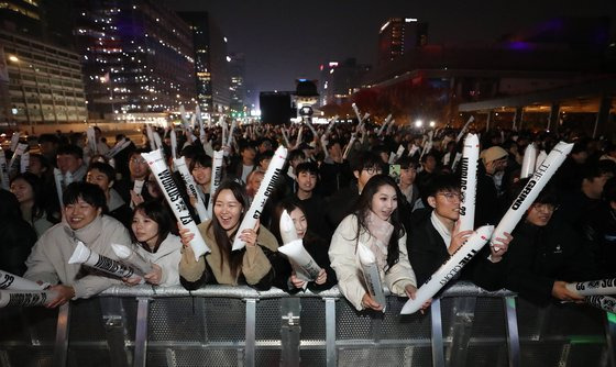 리그 오브 레전드 월드 챔피언십(롤드컵) 결승전이 열린 19일 오후 서울 종로구 광화문 광장에서 e스포츠 팬들이 한국의 T1과 중국의 웨이보 게이밍의 경기를 응원하고 있다. 뉴스1