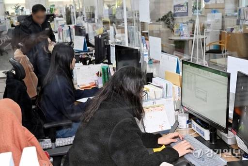 전국 행정전산망 시스템 오류 사흘째인 19일 화성시 한 행정복지센터에서 비상근무에 나선 직원들이 시스템 복구 상황을 점검하고 있다. 이날 오후 행정안전부는 지방행정전산서비스를 완전 정상화 했다고 밝혔다. 김시범기자