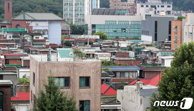 (서울=뉴스1) 장수영 기자 = 31일 오후 서울 강북구 번동 모아타운 1호 시범구역에 저층 주택이 빼곡하게 들어서 있다.   서울시는 번동 모아주택 사업시행계획인가가 승인됐으며, 2026년 준공 목표로 내년 상반기 중 공사를 시작한다고 밝혔다.   번동 모아타운에는 총 1242세대, 13개동, 최고 35층 아파트 단지가 들어서게 된다. 2023.7.31/뉴스1  Copyright (C) 뉴스1. All rights reserved. 무단 전재 및 재배포 금지.