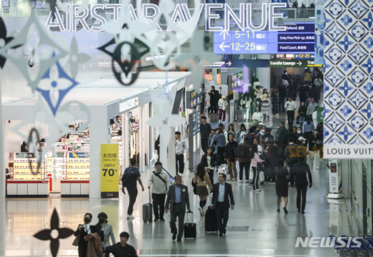 지난 8일 인천국제공항 제1터미널 면세구역에서 여행객들이 이동하고 있다. 뉴시스