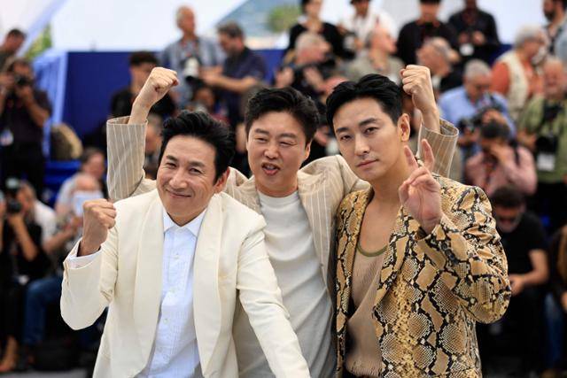 영화 '탈출: 프로젝트 사일런스'의 배우 이선균(왼쪽)이 칸국제영화제에서 포즈를 취하고 있다. [사진, 칸=연합뉴스]