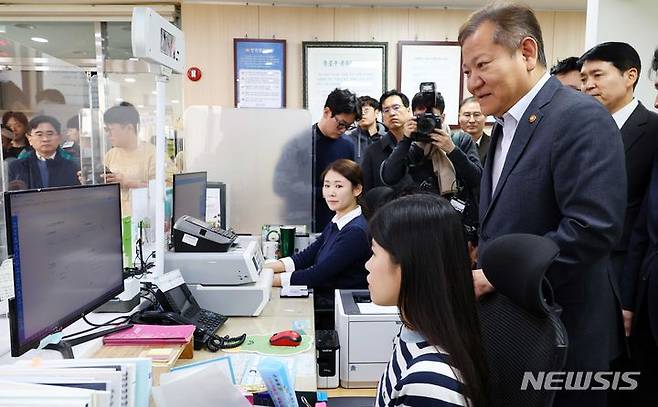 [서울=뉴시스] 권창회 기자 = 이상민 행정안전부 장관이 19일 서울 종로구 청운효자동 주민센터를 방문해 정부 행정전산망인 '새올'과 사회보장통합정보시스템 '행복이음'의 정상 작동 여부를 확인하고 있다. (공동취재) 2023.11.19. photo@newsis.com