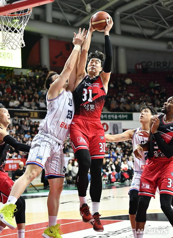 [서울=뉴시스]프로농구 정관장 정효근. (사진=KBL 제공)