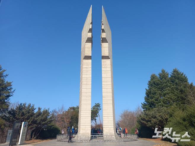 총 22.5m 높이의 백마고지전적비가 언덕 위에 서 있다. 당시 백마고지 전투에 참여한 국군 제9사단의 넋을 기리기 위함이다. 박영규 인턴기자