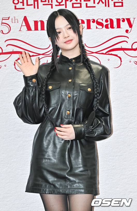 [OSEN=박준형 기자] 걸그룹 뉴진스가 6일 오전 서울 여의도 더현대 서울 내 크리스마스 마켓 ‘H빌리지’ 부스에서 진행된 현대백화점면세점 오픈 5주년 기념 포토월 행사에 참석했다.뉴진스 하니가 포즈를 취하고 있다. 2023.11.06 / soul1014@osen.co.kr