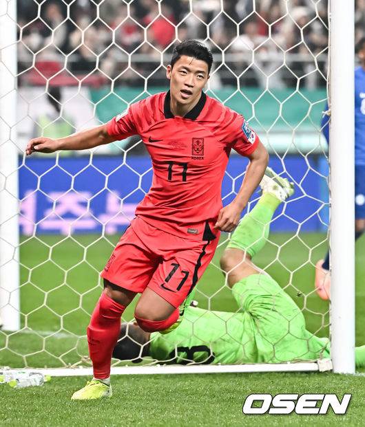 [OSEN=서울월드컵경기장, 박준형 기자] 위르겐 클린스만 감독이 이끄는 대한민국 축구 대표팀과 싱가포르의 2026 북중미 월드컵 아시아 2차 예선 C조 1차전이 16일 서울 마포구 서울월드컵경기장에서 열렸다.후반 황희찬이 추가골을 넣고 기뻐하고 있다.  2023.11.16 / soul1014@osen.co.kr