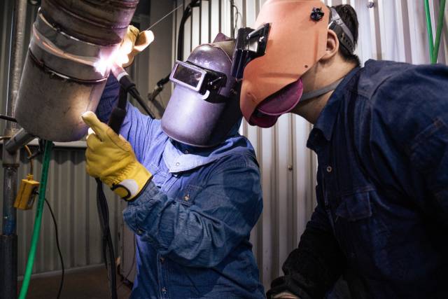 ▲<프레시안>은 지난 7일 충남 서산의 플랜트건설기능학교를 찾아 12년째 용접사로 일하는 김신혜씨를 만났다. 후배에게 직접 시범을 보이는 신혜씨. ⓒ황지현