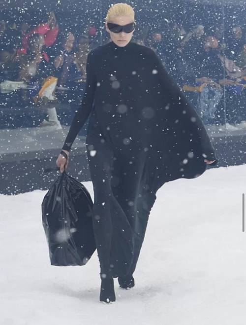 쓰레기 봉투에서 영감을 얻어 만든 ‘쓰레기 파우치(Trash Pouch)’. 발렌시아가 홈페이지