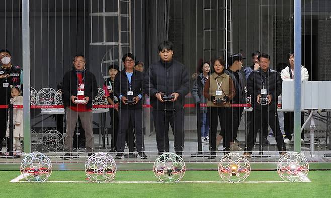 19일 전북 전주월드컵경기장에서 열린 2023 세계일보 전국드론축구대회에서 참가팀들이 경기를 준비하고 있다. 전주=이재문 기자