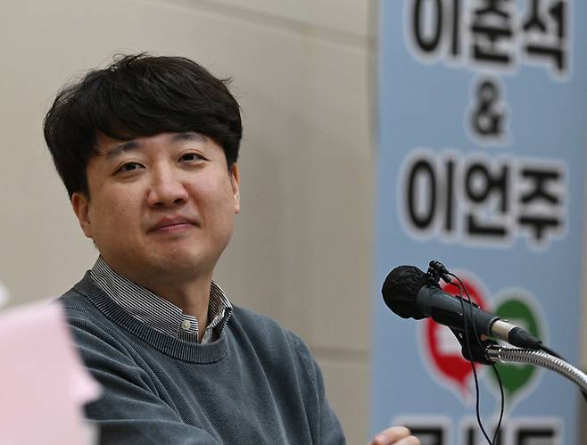 이준석 전 국민의힘 당대표가 19일 오후 광주 서구 김대중컨벤션센터에서 열린 ‘이언주&이준석 톡! 톡! 콘서트’에 참여해 발언하고 있다. 광주=뉴시스