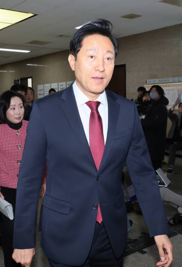 오세훈 서울시장이 14일 국회를 찾아 국민의힘 윤재옥 원내대표와의 면담을 위해 이동하고 있다. 연합뉴스