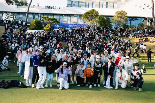 19일 위믹스 챔피언십이 이예원의 우승으로 끝난 가운데 참가 선수들이 갤러리와 함께 기념 촬영을 하고 있다. 사진 제공=위메이드