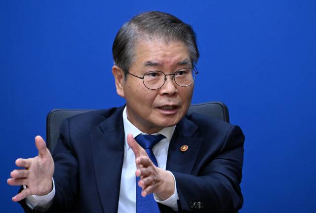 이정식 고용노동부 장관이 17일 서울 중구 서울지방고용노동청에서 서울경제신문과 인터뷰를 갖고 있다. 성형주 기자
