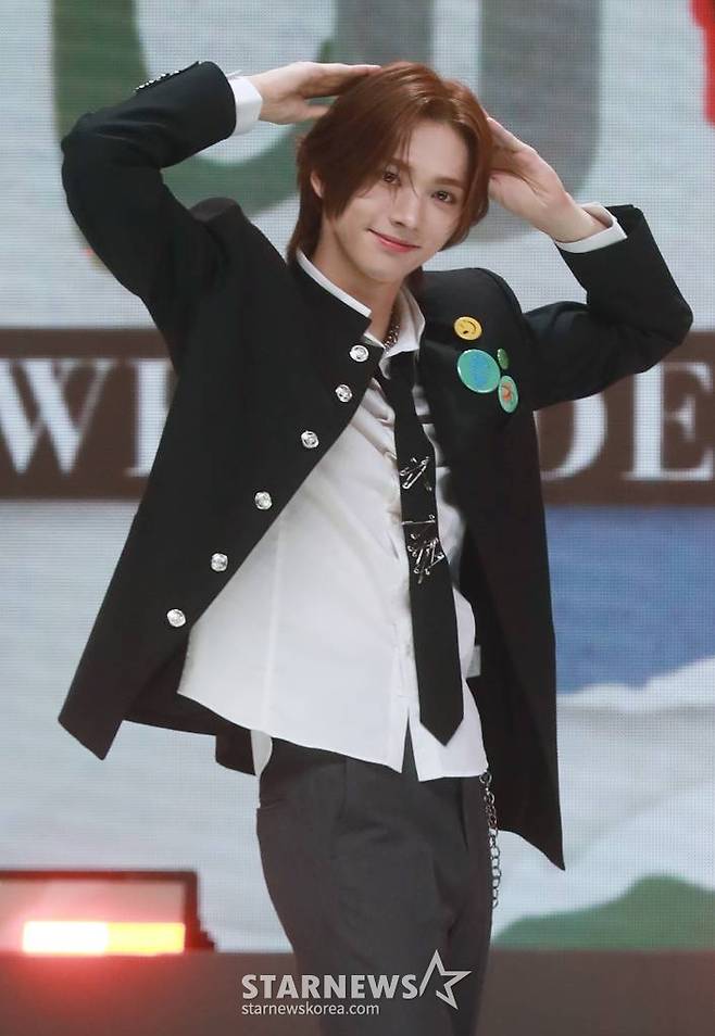 그룹 휘브(WHIB)의 진범이 8일 오후 서울 마포구 상암동 SBS 프리즘 타워에서 진행된 데뷔 싱글 1집 '컷-아웃'(Cut-Out) 발매기념 쇼케이스에 참석해 포즈를 취하고 있다.  휘브의 데뷔 앨범인 '컷-아웃'은 '여러 가지 색의 도화지를 잘라 붙여 하나의 작품을 만들어내듯 휘브만의 색을 가진 하나의 작품을 만들기 시작하겠다'는 뜻이다. /2023.11.08 /사진=이동훈