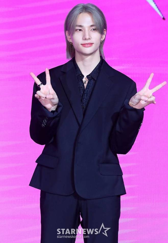 그룹 스트레이 키즈(Stray Kids) 현진이 10일 오전 서울 영등포구 여의도동 콘래드 서울에서 진행된 새 미니 앨범 '樂-STAR'(락스타) 발매 기념 쇼케이스에 참석해 포즈를 취하고 있다.  스트레이 키즈의 새 미니 앨범 '樂-STAR'는 '어떤 상황에서도 우리의 락(樂)은 계속된다'는 스트레이 키즈의 메시지와 자신감을 표현했다. 타이틀곡 '락 (樂)'은 매 앨범 곡 작업을 도맡은 그룹 내 프로듀싱 팀 쓰리라차(3RACHA) 방찬, 창빈, 한이 직접 완성해 고유한 음악적 개성을 듬뿍 녹였다. 후렴구의 반복되는 멜로디와 락(Rock)적인 요소가 곡에 강렬함을 더하고 동음이의어를 활용한 흥미로운 노랫말로 K팝 팬들의 흥을 돋울 예정이다. 2023.11.10 /사진=김창현