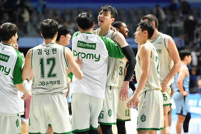 승리를 기뻐하는 김종규와 원주 DB 선수들. /사진=KBL