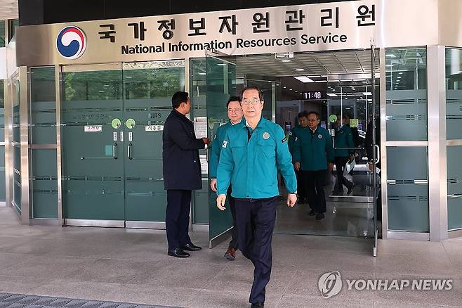 국가정보자원관리원 방문한 한덕수 총리 (서울=연합뉴스) 한덕수 국무총리가 국가정보시스템 서비스 장애 발생 다음날인 18일 전산망 복구 작업이 진행되고 있는 대전 국가정보자원관리원을 방문해 현장 점검을 하고 있다. 2023.11.18 [국무총리실 제공. 재판매 및 DB금지] photo@yna.co.kr