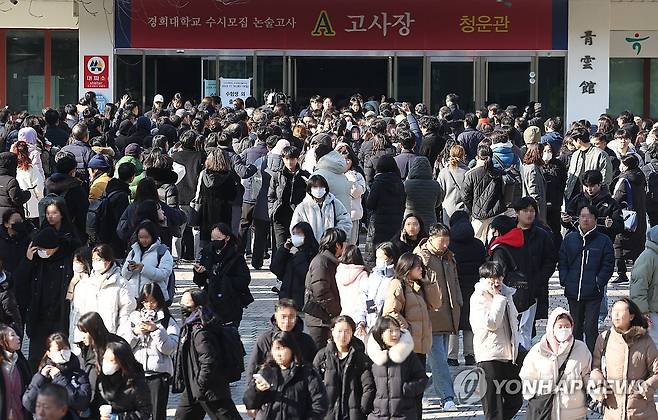 수능 끝, 수시 논술 인파 (서울=연합뉴스) 류영석 기자 = 18일 2024학년도 수시모집 논술고사가 열린 서울 동대문구 경희대학교에서 시험을 마친 수험생들이 고사장을 빠져나오고 있다. 2023.11.18 ondol@yna.co.kr