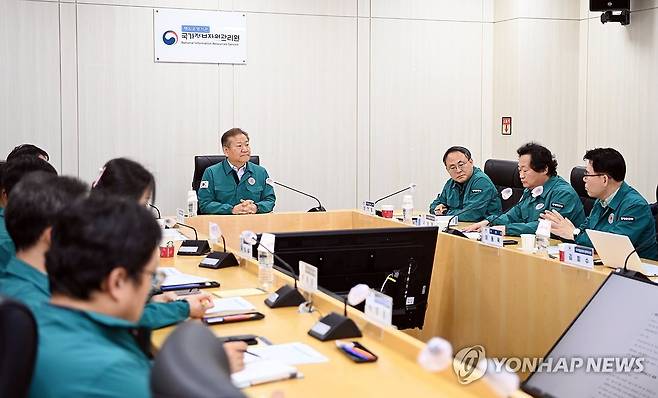 국가정보자원관리원 방문한 이상민 장관 (서울=연합뉴스) 이상민 행정안전부 장관이 19일 대전에 위치한 국가정보자원관리원을 방문해 지방행정전산서비스 장애대응 상황 등을 청취하고 있다. 2023.11.19 [행정안전부 제공. 재판매 및 DB 금지] photo@yna.co.kr