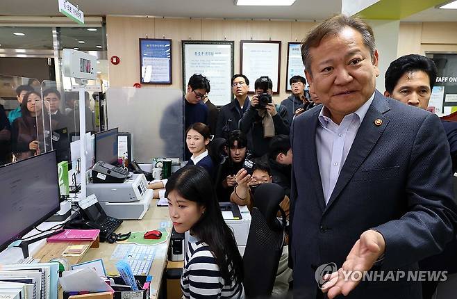 이상민 장관, 행정전산망 복구 현장점검 (서울=연합뉴스) 임화영 기자 = 이상민 행정안전부 장관이 19일 오후 서울 종로구 청운효자동주민센터를 방문해 사흘째 이어지고 있는 정부 행정전산망 장애 복구를 위한 현장점검을 하고 있다.
    지난 17일 공무원 전용 행정전산망인 '새올'에 이어 정부 온라인 민원서비스인 '정부24'도 서비스가 전면 중단돼 공공기관의 민원서류 발급이 올스톱됐다. 2023.11.19 [공동취재]
    hwayoung7@yna.co.kr
(끝