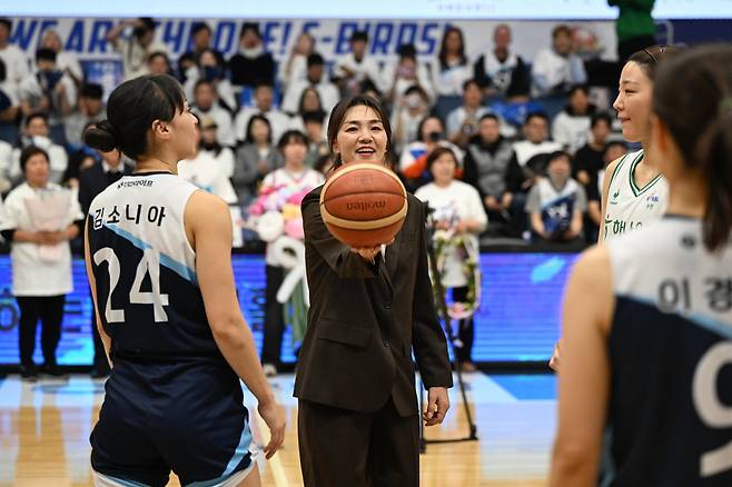 경기 전 진행된 은퇴식의 주인공 한채진 [WKBL 제공. 재판매 및 DB 금지]