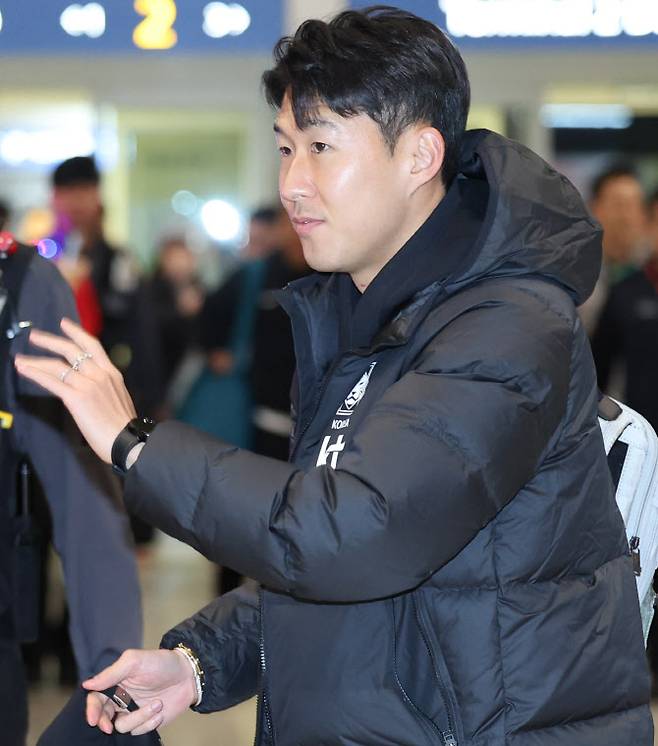 축구대표팀 손흥민이 19일 오전 인천국제공항 제2터미널에 도착해 출국장에 들어서며 팬들에게 인사하고 있다. 대표팀은 21일 중국 선전에 중국대표팀과 2026 북중미 월드컵 아시아지역 2차예선 2차전을 치른다. 사진=연합뉴스