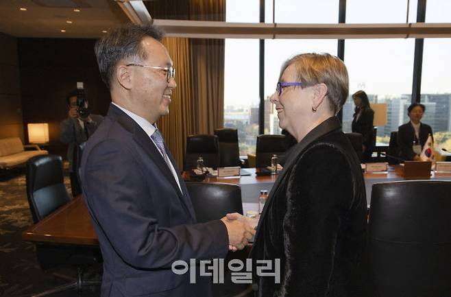 20일 박민수 복지부 제2차관이 제인 홀튼 감염병혁신연합(CEPI) 의장과 악수를 나누고 있다.(사진=복지부 제공)