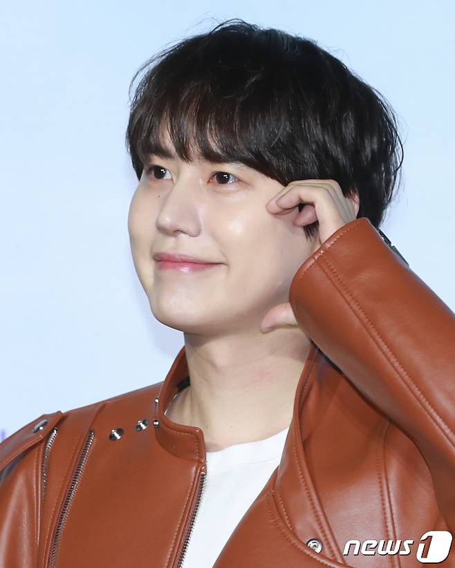 슈퍼주니어 규현이 6일 서울 용산구 CGV 용산아이파크몰에서 열린 넷플릭스 새 예능 '열아홉 스물' 제작발표회에서 포즈를 취하고 있다. '열아홉 스물'은 열아홉의 마지막 일주일과 스물의 첫 일주일 그 사이, 아직은 서툴고 풋풋한 Z세대들의 특별한 성장의 순간을 기록한 청춘 리얼리티 예능 프로그램이다. 2023.7.6/뉴스1 ⓒ News1 권현진 기자