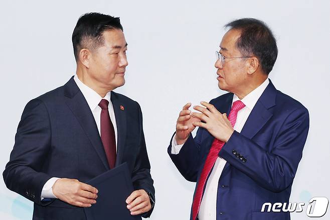 홍준표 대구시장과 신원식 국방부 장관이 20일 오전 서울 영등포구 여의도 페어몬트 앰배서더 호텔에서 열린 '대구경북신공항 투자설명회'에서 대구 군공항 이전 사업 합의각서 체결 뒤 대화를 나누고 있다. 2023.11.20/뉴스1 ⓒ News1 민경석 기자