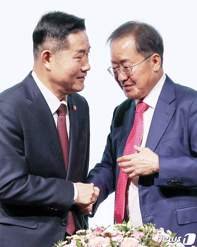 홍준표 대구시장과 신원식 국방부 장관이 20일 오전 서울 영등포구 여의도 페어몬트 앰배서더 호텔에서 열린 '대구경북신공항 투자설명회'에서 대구 군공항 이전 사업 합의각서 체결 뒤 악수를 나누고 있다. 2023.11.20/뉴스1 ⓒ News1 민경석 기자