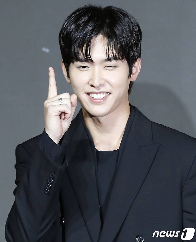 배우 이시우가 20일 오전 서울 역삼동 조선 팰리스 강남 호텔에서 진행된 쿠팡플레이 오리지널 드라마 '소년시대' 제작발표회에서 댄스를 선보이고 있다. ‘소년시대’는 1989년 충청남도를 배경으로 안 맞고 사는 게 일생일대의 목표인 병태가 하루아침에 부여 짱으로 둔갑하면서 벌어지는 이야기를 그렸다. 2023.11.20/뉴스1 ⓒ News1 권현진 기자