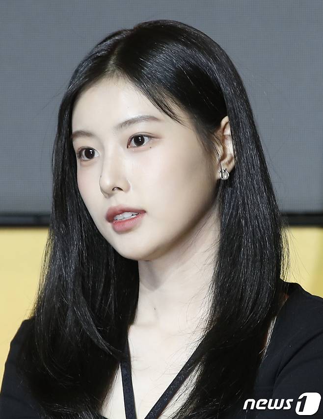 아이즈원 출신 배우 강혜원이 20일 오전 서울 역삼동 조선 팰리스 강남 호텔에서 진행된 쿠팡플레이 오리지널 드라마 '소년시대' 제작발표회에서 미소를 짓고 있다. ‘소년시대’는 1989년 충청남도를 배경으로 안 맞고 사는 게 일생일대의 목표인 병태가 하루아침에 부여 짱으로 둔갑하면서 벌어지는 이야기를 그렸다. 2023.11.20/뉴스1 ⓒ News1 권현진 기자