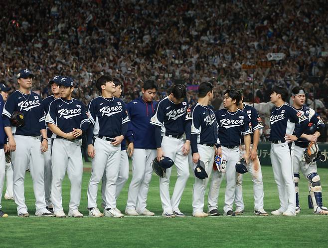 19일 일본 도쿄돔에서 열린 아시아프로야구챔피언십(APBC) 결승전 대한민국과 일본의 경기. 승부치기 10회말 2사 만루에서 일본 가도와키에게 끝내기 안타를 허용하며 패한 한국 선수들이 아쉬워하고 있다. 2023.11.19. 사진 | 도쿄=연합뉴스