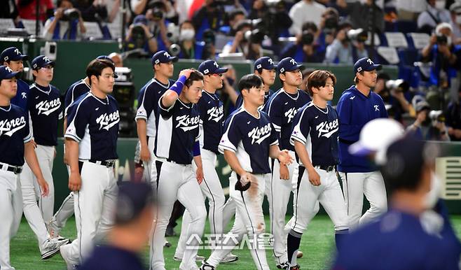 WBC 야구대표팀 선수들이 10일 도쿄돔에서 열린 2023 WBC 예선B조 대한민국과 일본의 경기에서 패한후 힘겨운 발걸음으로 그라운드를 나서고 있다. 2023.03.10. 도쿄 | 강영조기자 kanjo@sportsseoul.com