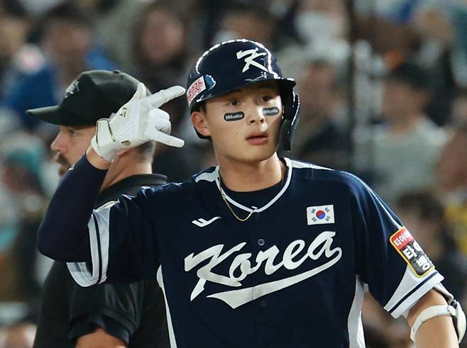 19일 일본 도쿄돔에서 열린 아시아프로야구챔피언십(APBC) 결승전 대한민국과 일본의 경기. 승부치기 10회초 2사 3루에서 윤동희가 1타점 적시타를 친 뒤 세리머니를 하고 있다. 2023.11.19. 사진 | 도쿄=연합뉴스