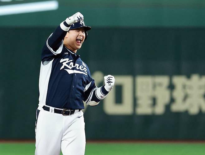 19일 일본 도쿄돔에서 열린 아시아프로야구챔피언십(APBC) 결승전 대한민국과 일본의 경기. 3회초 1사 1,2루에서 노시환이 2타점 적시타를 친 뒤 포효하고 있다. . 2023.11.19. 사진 | 도쿄=연합뉴스
