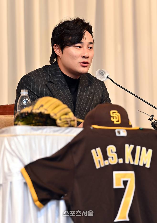 메이저리거 김하성이 20일 청담동 리베라호텔에서 기자회견을 열고 2023MLB 시즌을 마감하는 소감을 밝히며 골드글러브 유틸리티 부문 수상에 대한 이야기도 함께 전했다.샌디에고 파드레스의 내야수로 활약한 김하성은 포지션별 최고수비수에게 수여하는 ‘골드글러브’ 수상자로 선정되며 성공적인 올시즌을 보내며 메이저리거로서 완벽한 적응을 마쳤다. 2023.11.20.청담동 | 강영조기자 kanjo@sportsseoul.com