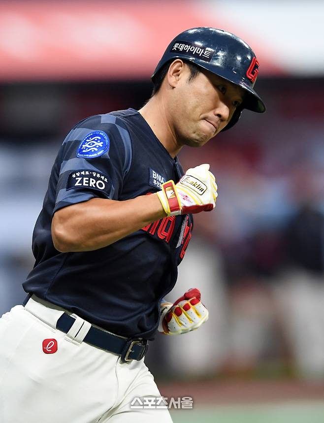 롯데 자이언츠 전준우가 홈런을 치고 기뻐하고 있다. 박진업기자 upandup@sportsseoul.com