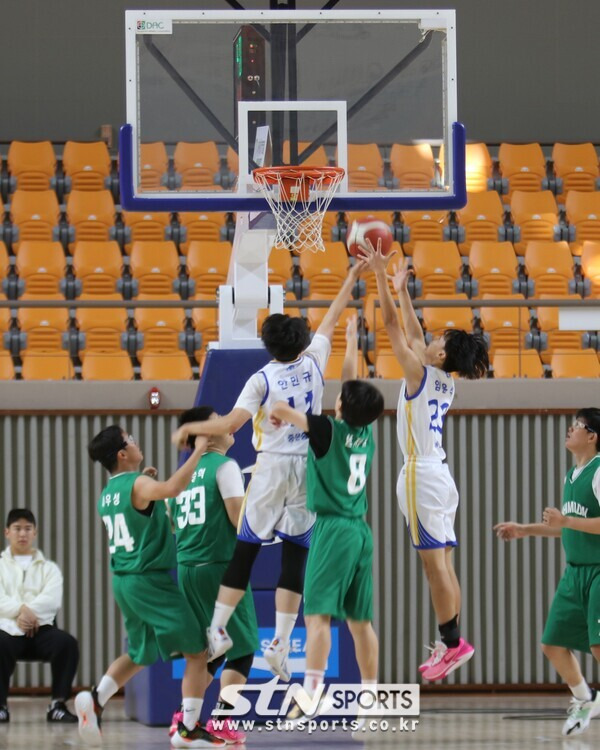 20일 경북 상주에 위치한 상주실내체육관 신관에서 '제16회 전국학교스포츠클럽 축전' 남녀 초중고 결승전 경기가 열렸다. 남자 중등부 서울 휘문중-제주 중문중 간 치열한 승부를 이어가고 있다. 사진(상주)┃STN스포츠