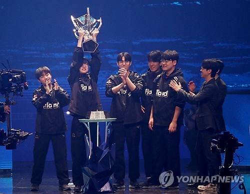 롤드컵 우승 트로피를 들어올리는 페이커. ⓒ연합뉴스