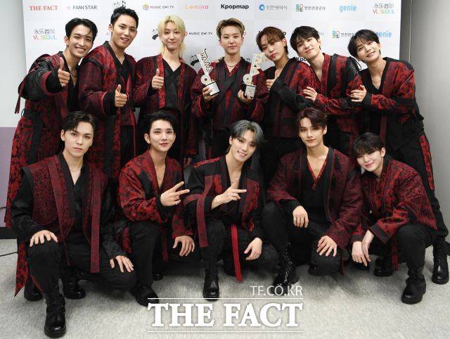 그룹 세븐틴(Seventeen)이 10월 10일 열린 '2023 더팩트 뮤직 어워즈'에 참석해 인터뷰를 진행했다. 세븐틴은 이날 올해의 아티스트와 함께 대상의 영광을 누리며 2관왕을 차지했다. /배정한 기자
