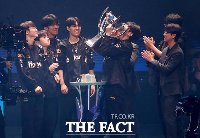 '2023 리그오브레전드 월드 챔피언십' 결승전이 열린 19일 오후 서울 구로구 고척스카이돔에서 T1이 경기가 끝난 뒤 우승 트로피를 들고 환호하고 있다. /장윤석 기자
