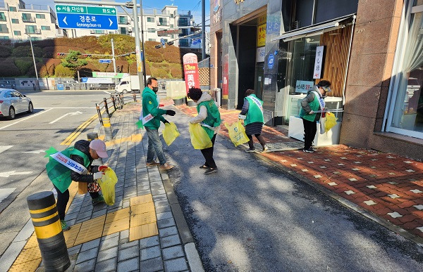 평내동 거울맞이 우리 마을 가꾸기 대청소 모습(사진제공=남양주시청)