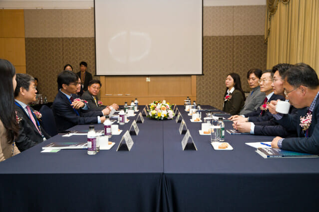 이종호 과학기술정보통신부 장관이 20일 오후 서울 강남구 삼정호텔에서 열린 '2023 해외우수연구기관 국제공동연구 심포지엄' 에서 김해원 단국대학교 교수(해외우수연구기관 유치사업(GRDC)해외우수연구기관 협력허브구축사업(GHUB)협의회장), 구혁채 과학기술정보통신부 기획조정실장 및 주요 참석자들과 차담회를 하고 있다.(사진=과기정통부)