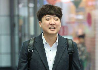 이준석 전 국민의힘 대표가 9일 동대구역에서 취재진의 질문에 답하고 있다. [이미지출처=연합뉴스]