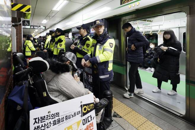 전국장애인차별철폐연대 박경석 대표가 20일 서울 지하철 시청역에서 정부의 장애인 이동권 포함 증액 예산안 반영을 촉구하며 지하철 탑승을 기다리고 있다. 뉴시스